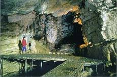 В сталактитовой пещере "Прометей" в заповединике в Имерети (западная Грузии) 