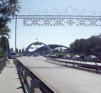 На мосту перед пограничным переходом "Кордай" тесно