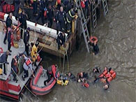 Вертолет упал в судоходный пролив Ист-Ривер, отделяющий Нью-Йоркские районы Манхэттен и Бронкс от Бруклина и Куинса