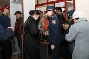 Врачи осмотрели десять подсудимых по делу о беспорядках в Жанаозене
