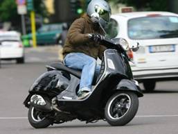 Госдуме РФ предложили заставить владельцев скутеров сдавать на права