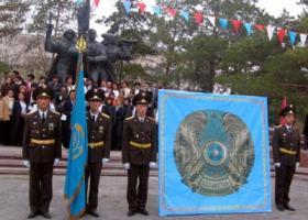 Лишь половина казахстанцев знает наизусть слова гимна
