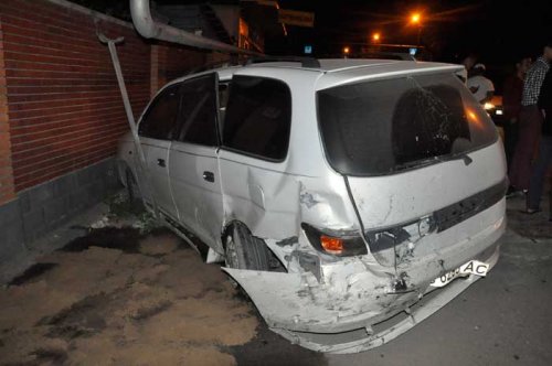 В Алматы пьяный водитель автомашины Honda "в хлам" разбил три иномарки (ФОТО)