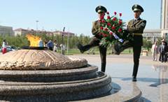 События, связанные с атомной бомбой, человечество вспоминает с болью - возложение цветов к монументу "Отан Ана" в Астане