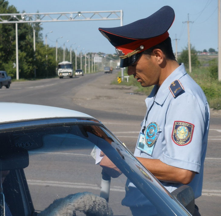 Североказахстанские дорожные полицейские активизировали работу по выявлению нарушений ПДД и профилактике аварий