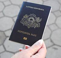 Паспорт негражданина Латвии. Фото с сайта grani.lv