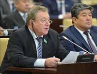 На сегодняшнем пленарном заседании Сената с депутатским запросом к Премьер-Министру РК Ахметову С.Н. выступил депутат А.Башмаков:
