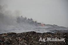 Жители Атырау жалуются на дым, исходящий от пожара на свалке