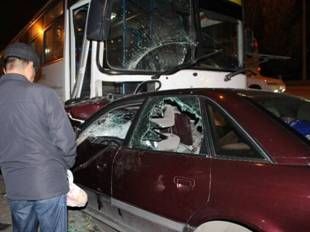 В Астане столкнулись легковушка и маршрутный автобус