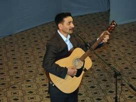 Казахстанский депутат-гитарист просит уравнять зарплату учителей