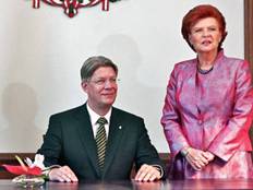 Бывшие президенты Латвии Валдис Затлерс и Вайра Вике-Фрейберга. Фото ©AFP