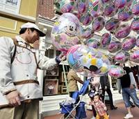 Продажа шариков в токийском "Диснейленде". Фото из архива ©AFP