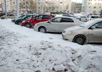 В Алматы причиной автомобильных "пробок" стали припаркованные машины, осложнившие уборку снега