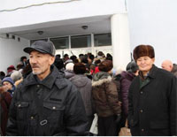 В Усть-Каменогорске во время выдачи именных проездных билетов пенсионерам произошла давка, одному человеку стало плохо