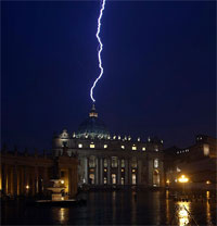 Небеса резко "отреагировали" на уход папы, на земле эксперты гадают о будущем его Церкви 