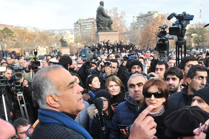 Митингующие оппозиционеры заночуют на центральной площади Еревана