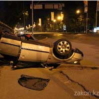 Водитель перевернувшегося в Алматы авто пытался выдать себя за его пассажира (фото)