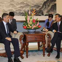 Посол Казахстана в Китае и министр иностранных дел КНР обсудили актуальные вопросы двустороннего сотрудничества