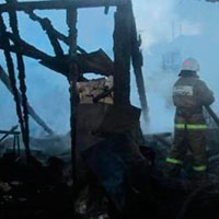 В результате пожара в дачном доме в Актобе один человек погиб, один пострадал 