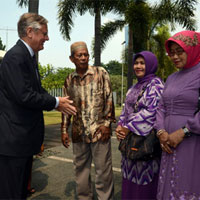 Посол Нидерландов в Индонезии Тьеерд де Зваан во время встречи с родственниками людей, казненных голландскими военными